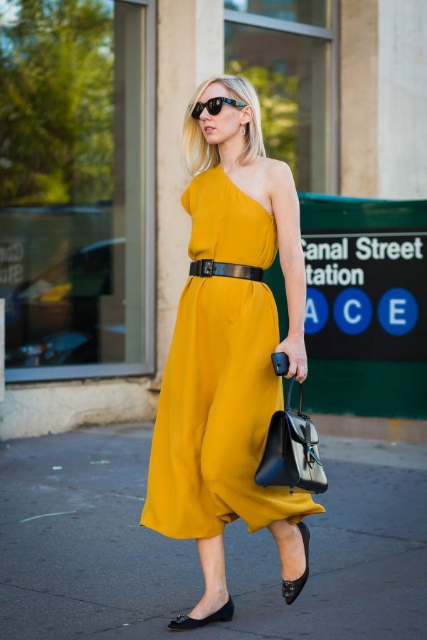 What color shoes go with a yellow dress? 