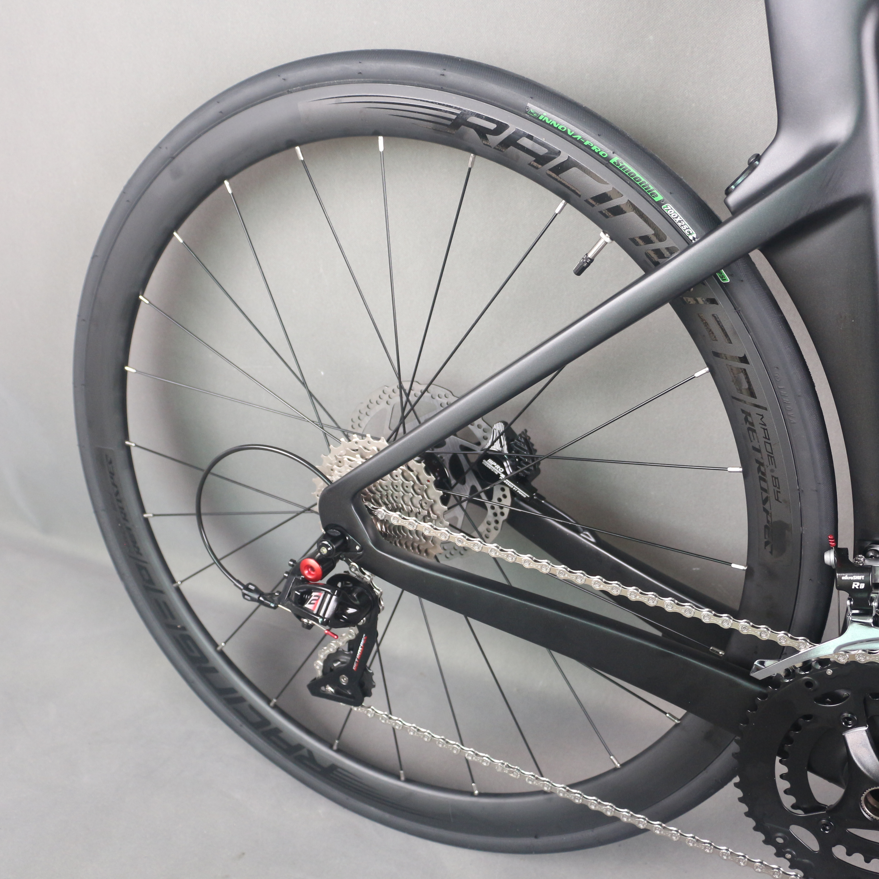 Hydraulic disc brake， Complete bike ,Road racing bike, disc brake bicycle  carbon full fike SENSAH 24 speed Groupset cycle