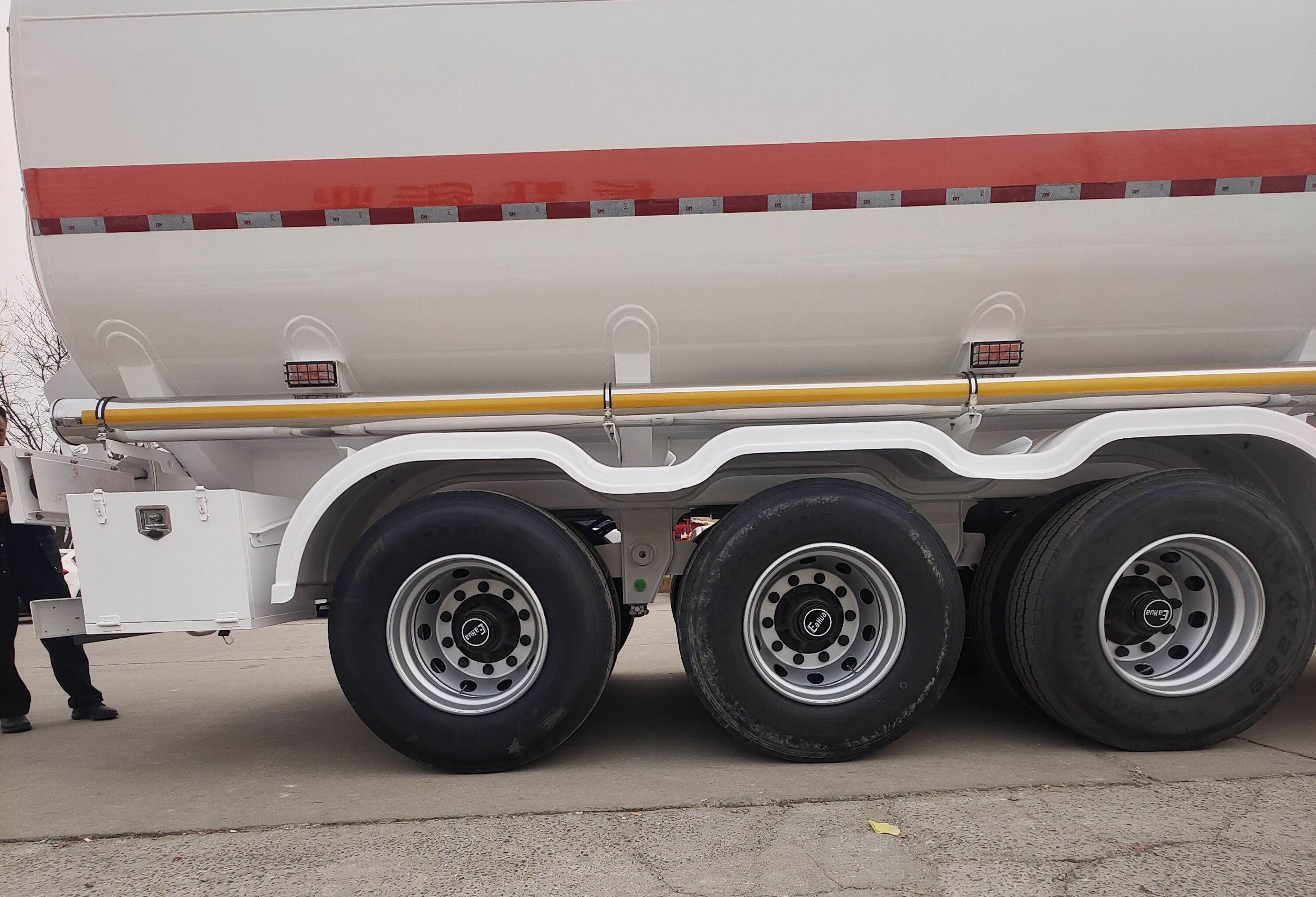 Chinese-made 3-axle fuel tank trailer: Injecting solid strength into energy transportation in Southeast Asia 