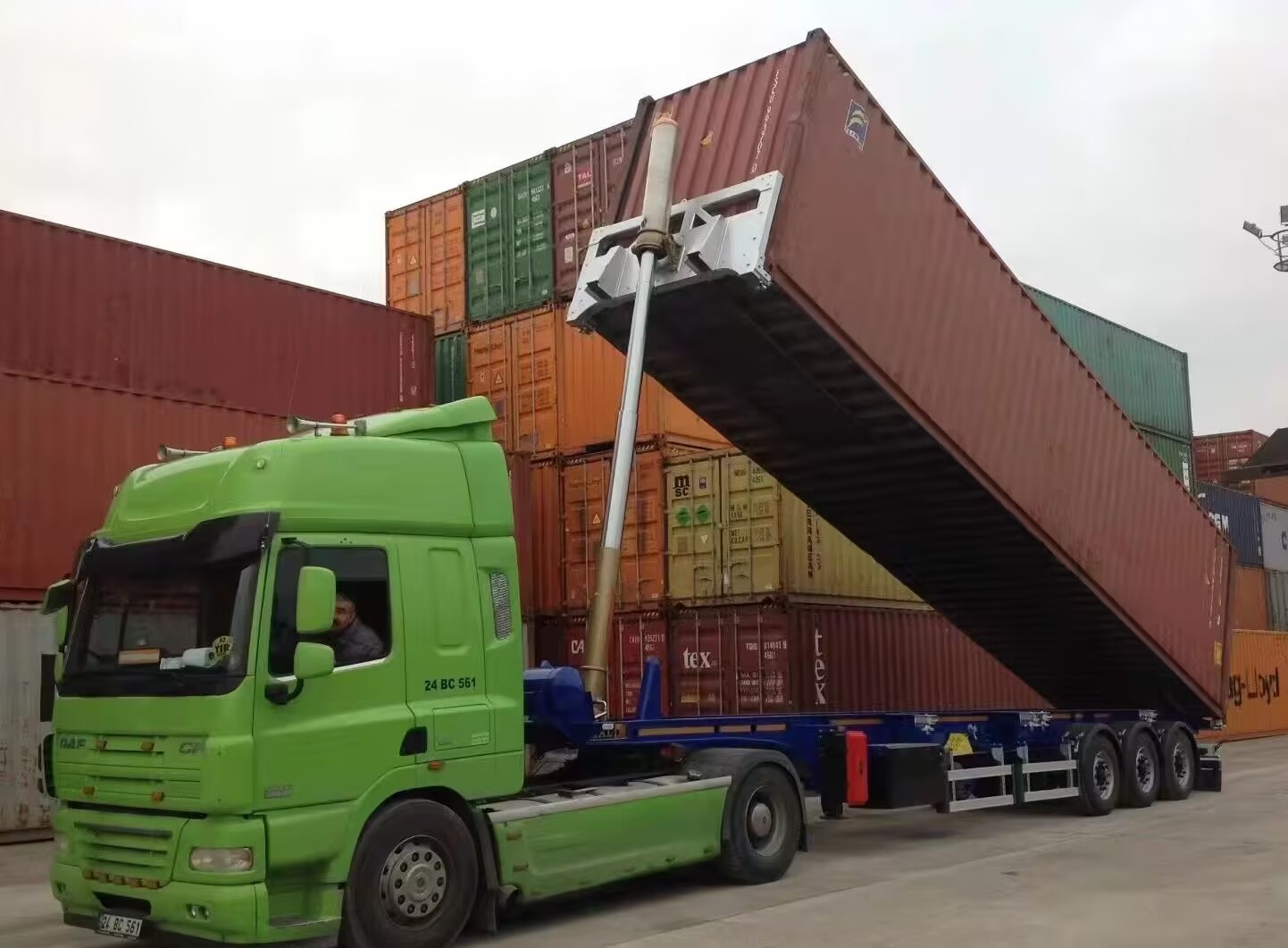 Export Preferred: Liangshan 3-axle 40-foot container dump semi-trailer empowers logistics in Southeast Asia
