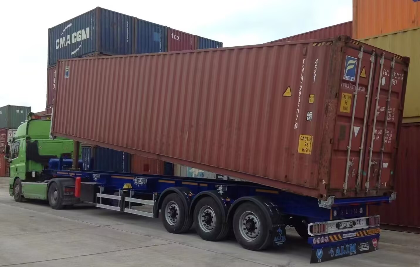 Export Preferred: Liangshan 3-axle 40-foot container dump semi-trailer empowers logistics in Southeast Asia
