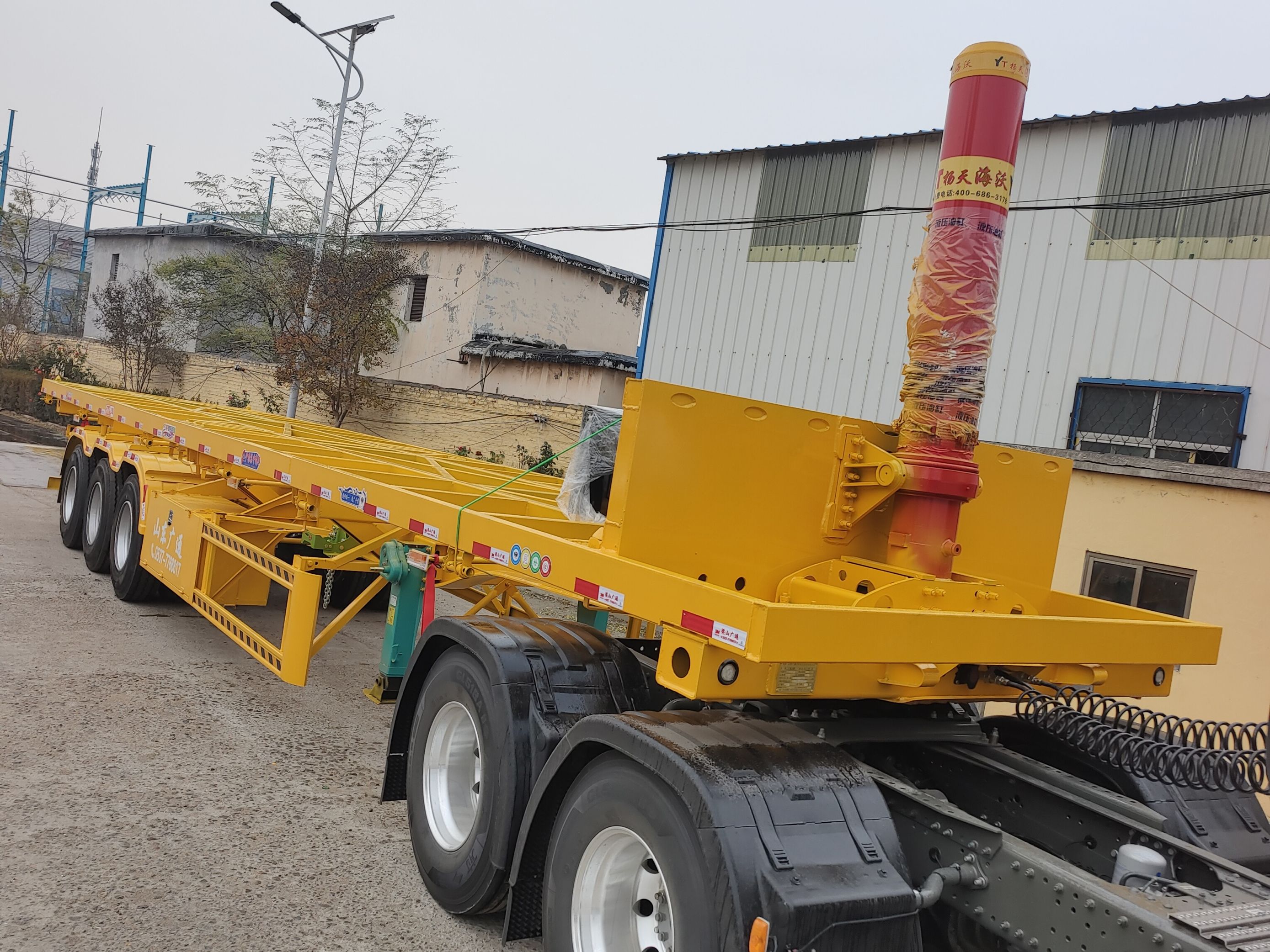 Export Preferred: Liangshan 3-axle 40-foot container dump semi-trailer empowers logistics in Southeast Asia